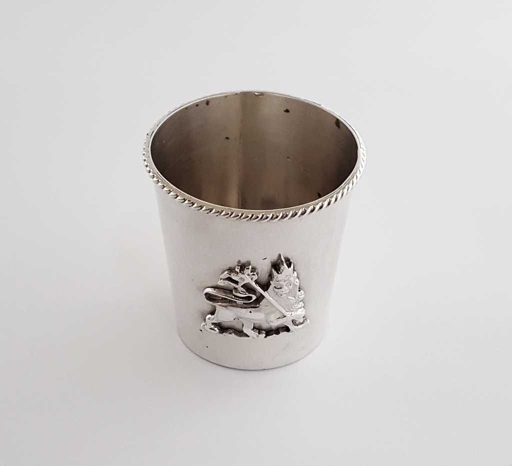 Srebrny kubek zdobiony Lwem Judy rastafarian