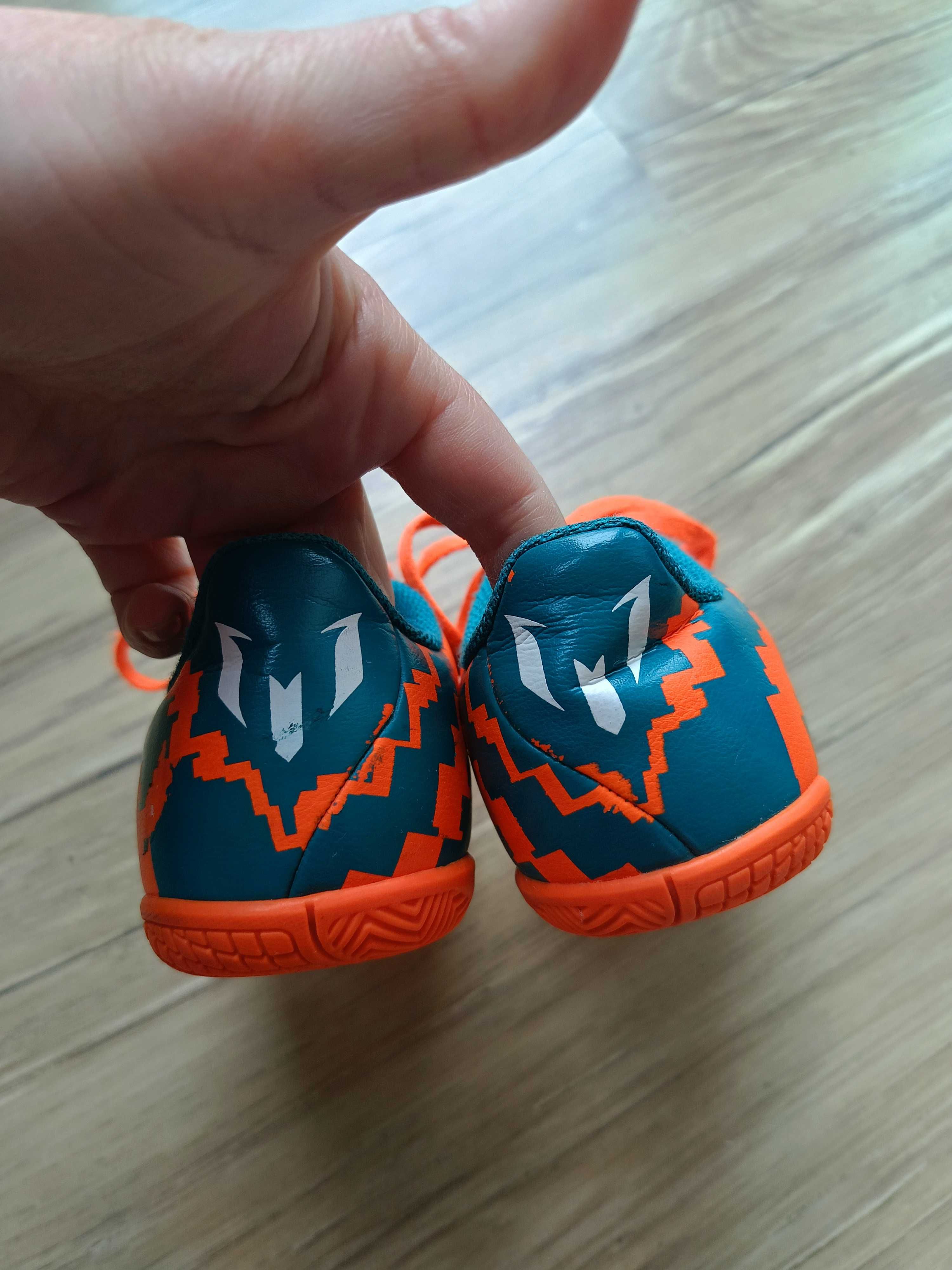 Buty halówki Adidas rozmiar 29 długość wkładki 17,5 cm.