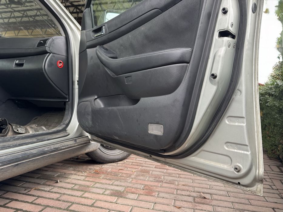 Двері праві Toyota Avensis T25