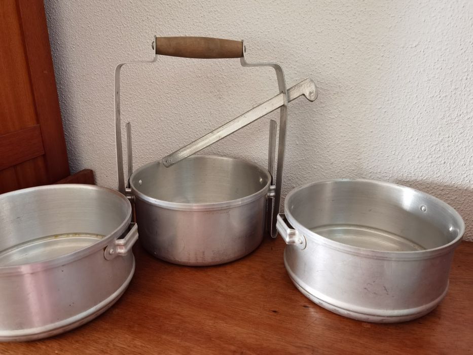 Marmitas E Leiteira e Fervedor água vintage e travessas novas