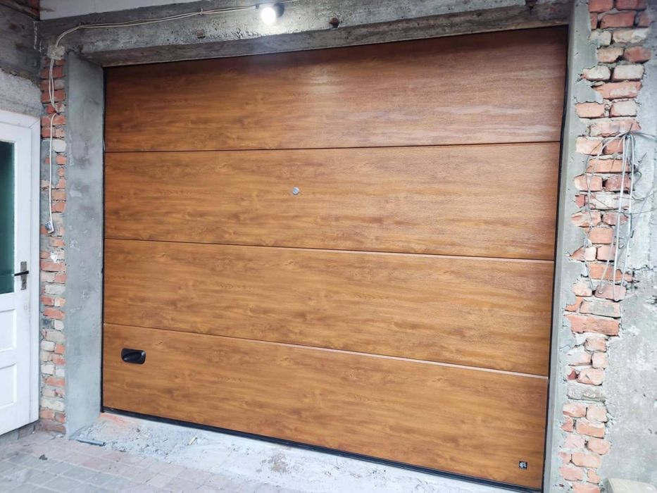 Гаражні секційні ворота , ролети та монтаж