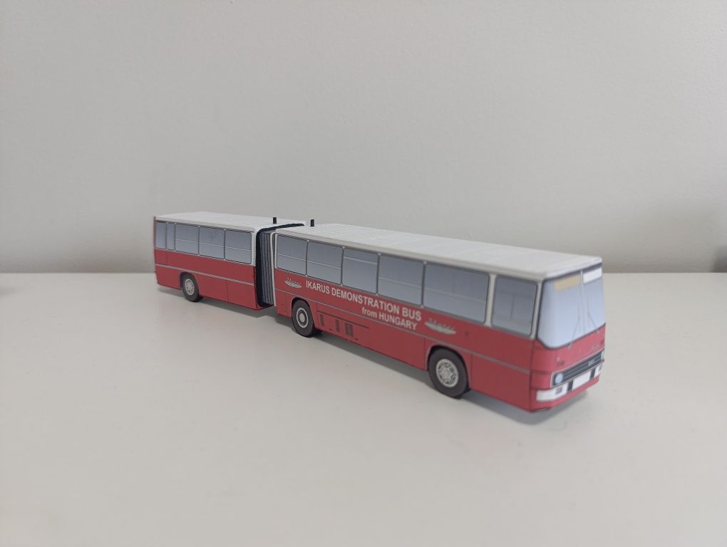 Ikarus 280 po lewej stronie drzwi autobus miejski podmiejski malowanie