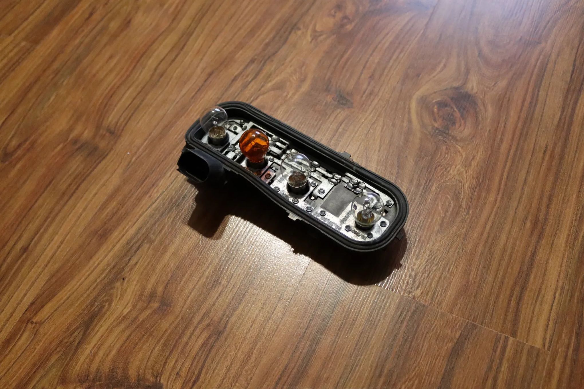 AUDI A4 B6 KOMBI WKŁAD LAMPY PRAWY 8E9945258 ORYGINAŁ