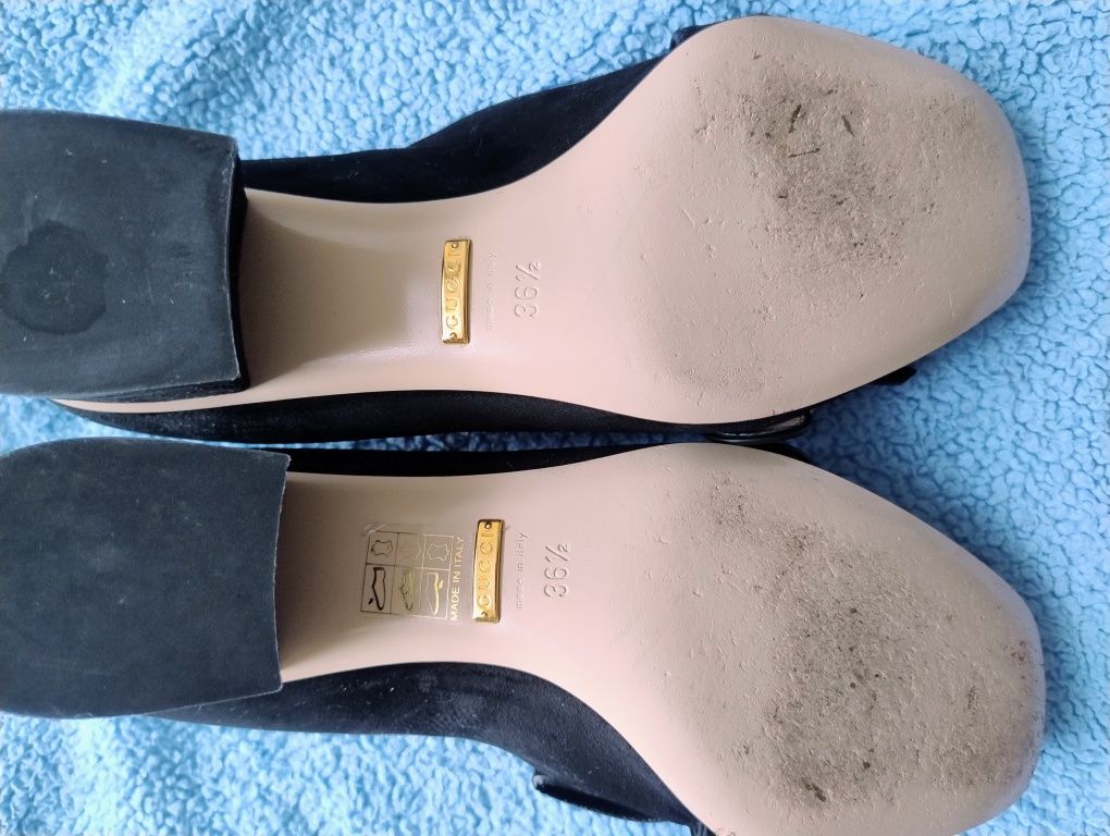 GUCCI Marmont Czarno-złoty zamszowy frędzel GG Średni obcas