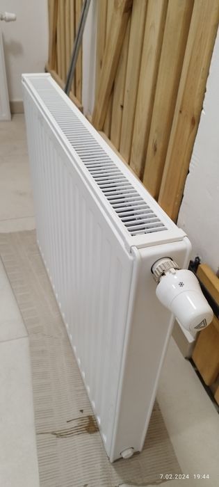 Nowy Grzejnik typu Purmo z regulatorem temperatury