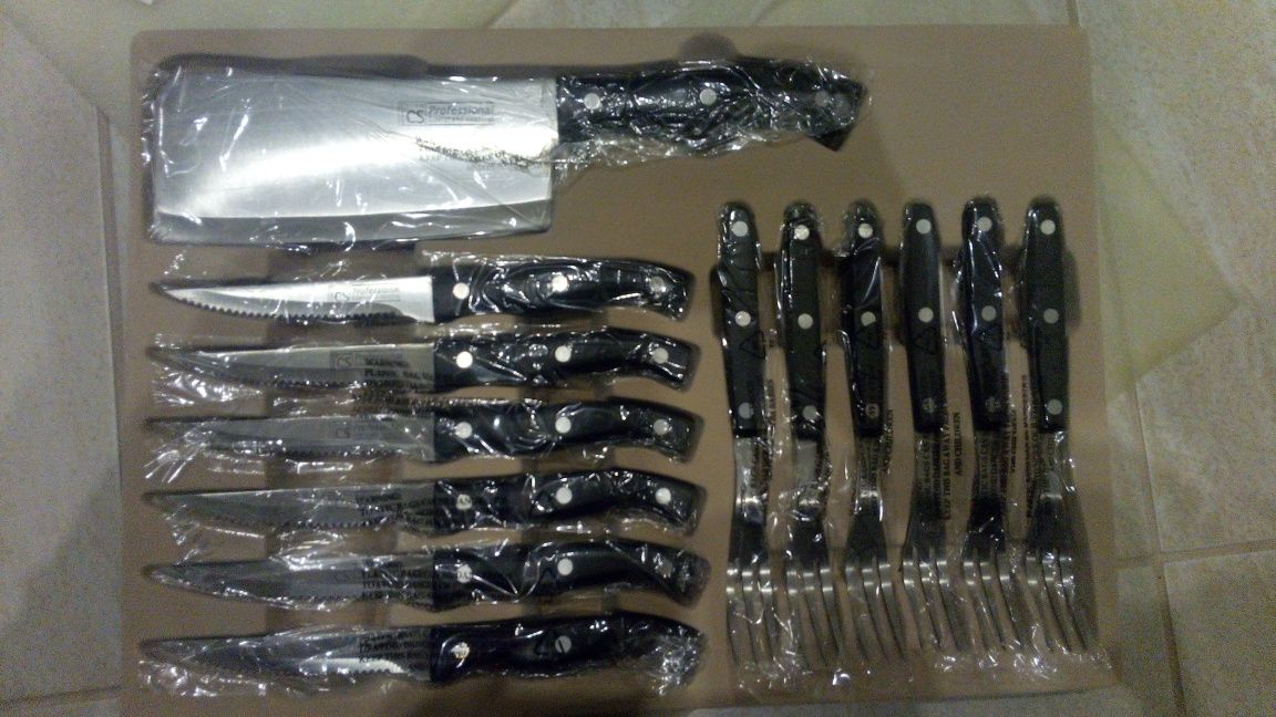 NOWY 24 częściowy komplet noży, kpl. do steków i akcesoriów w walizce.