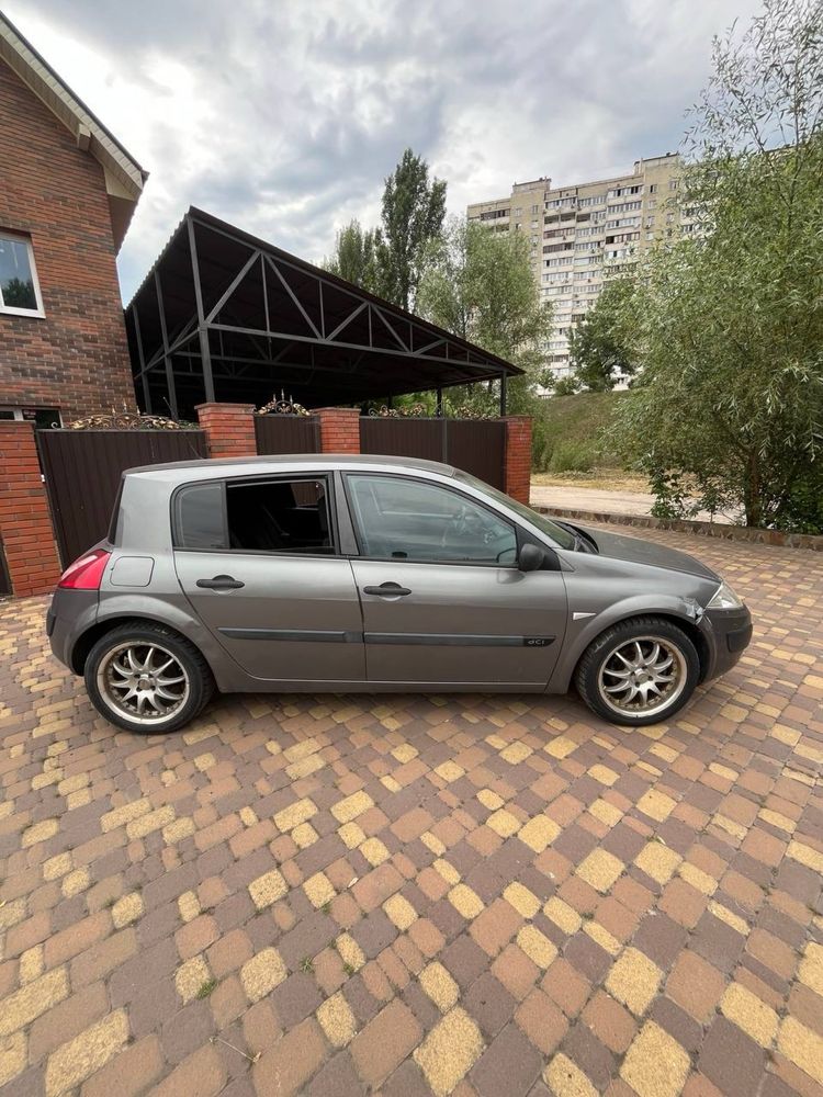 Продаэця рено меган 2 в хорошому стані