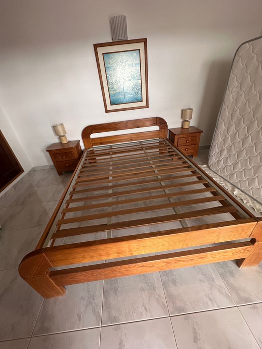 Cama de casal em madeira