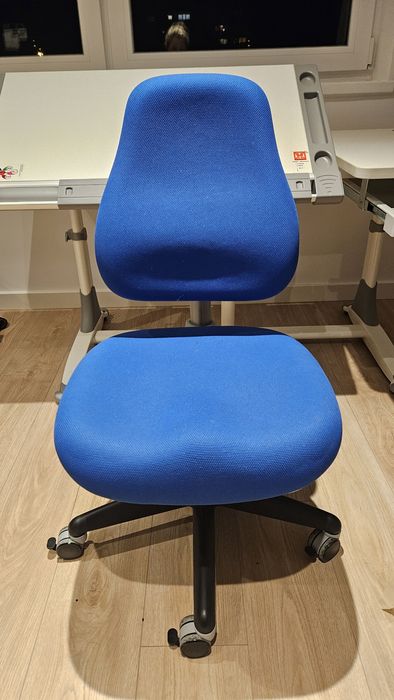 Regulowane biurko z blatem kreslarskim z fotelem