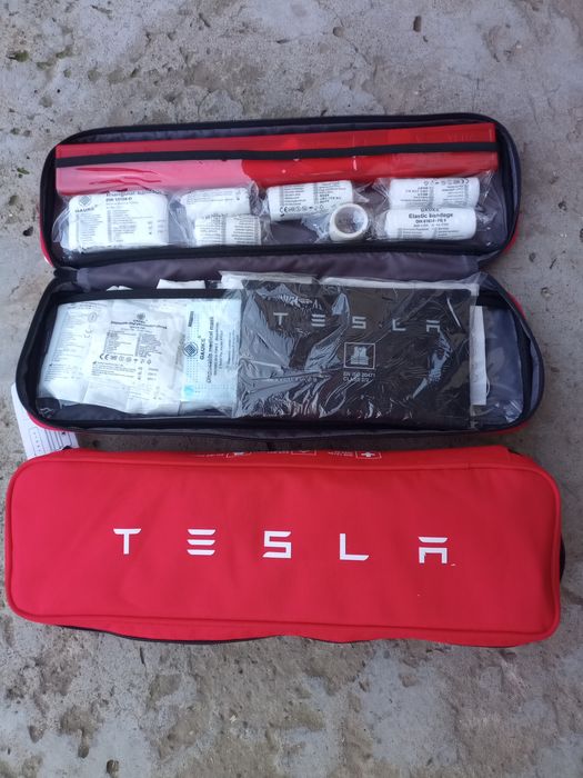 Аптечка Tesla 2024рік