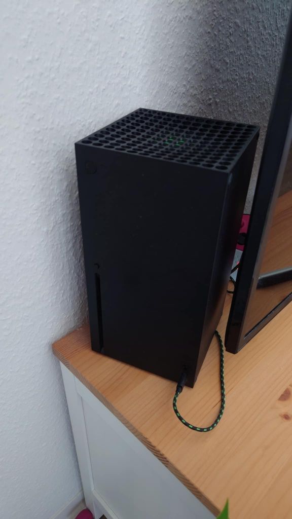 Xbox Series X plus dwa pady