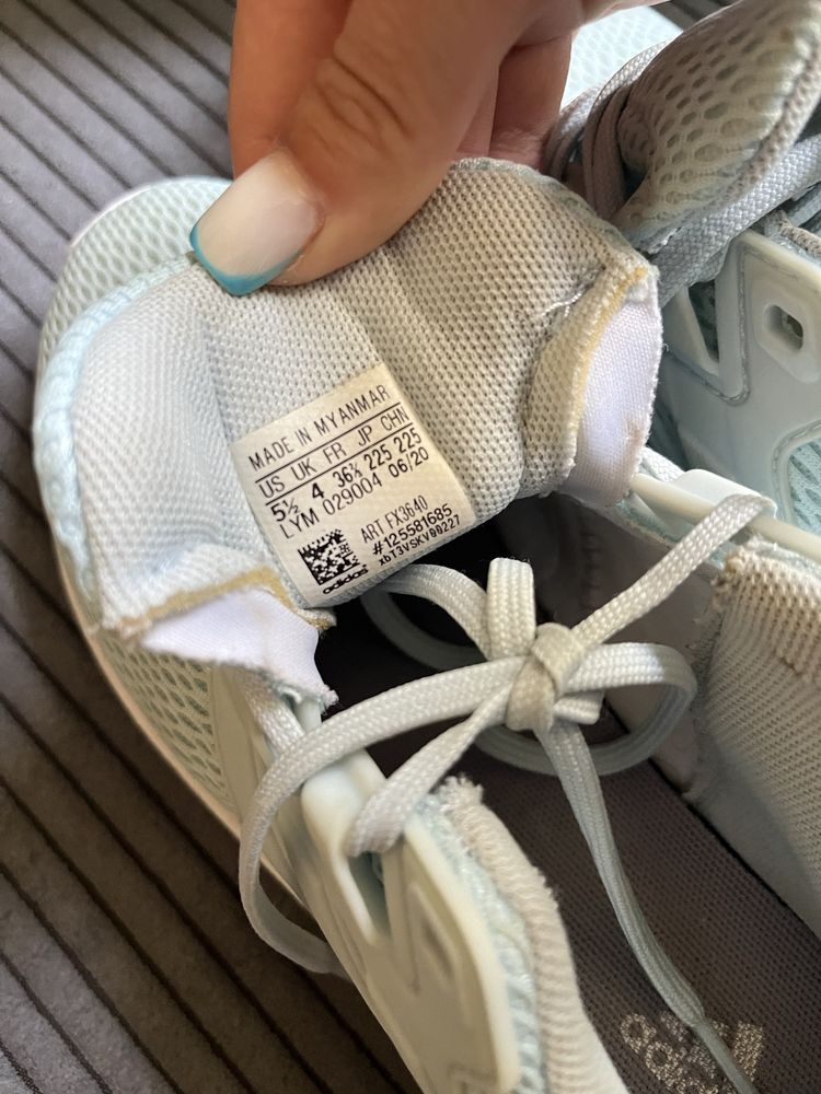 Оригінальні брендові кросівки м’ятного кольору adidas, розмір 36