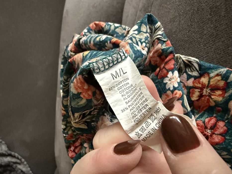 Długa sukienka w kwiaty wzorzysta błyszcząca na imprezę do pracy