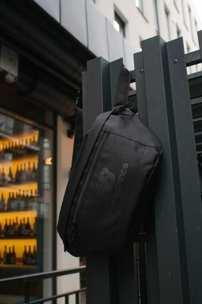 Поясная сумка бананка  New Balance черная с черным логотипом