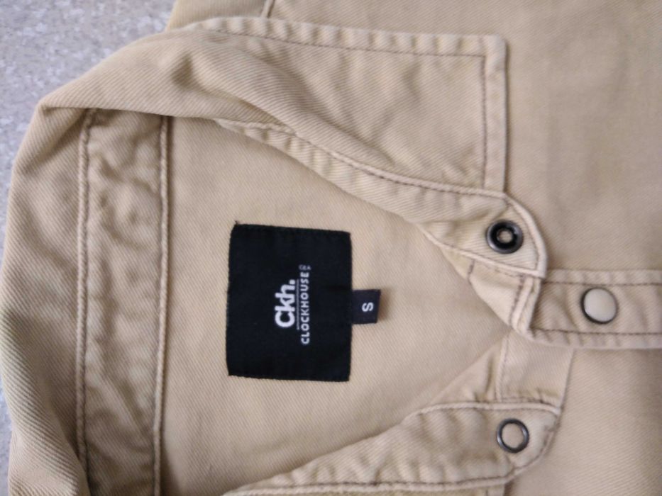 Várias camisas em bom estado
