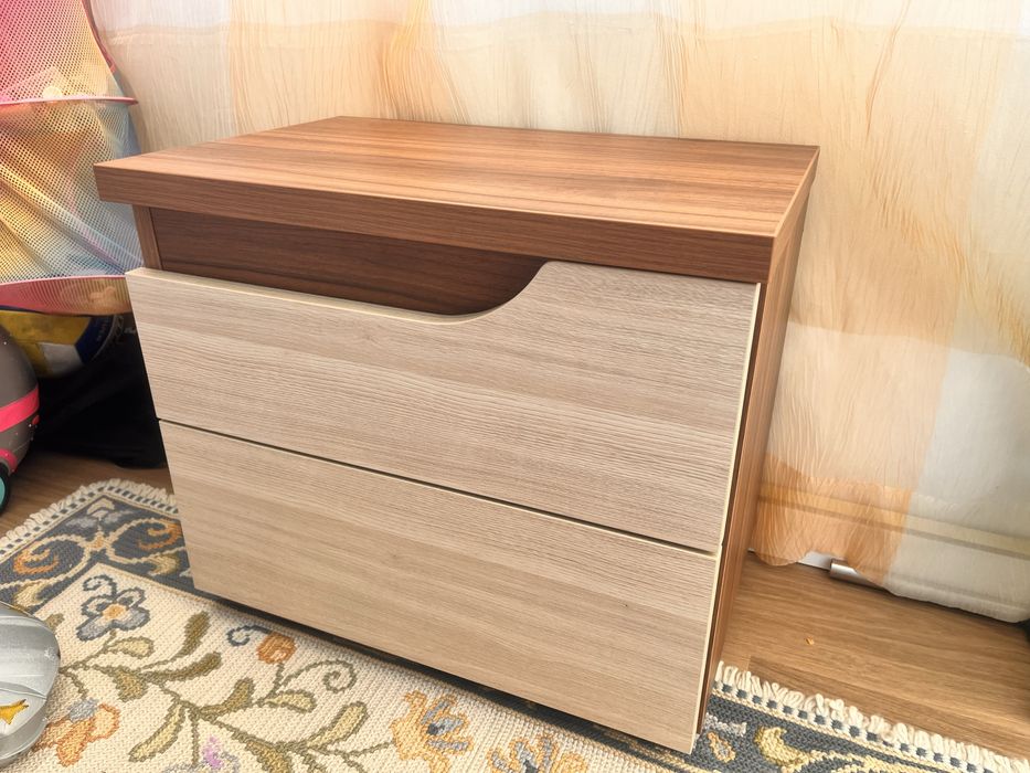 Mesa de cabeceira de design moderno, quase nova — 49x35x55