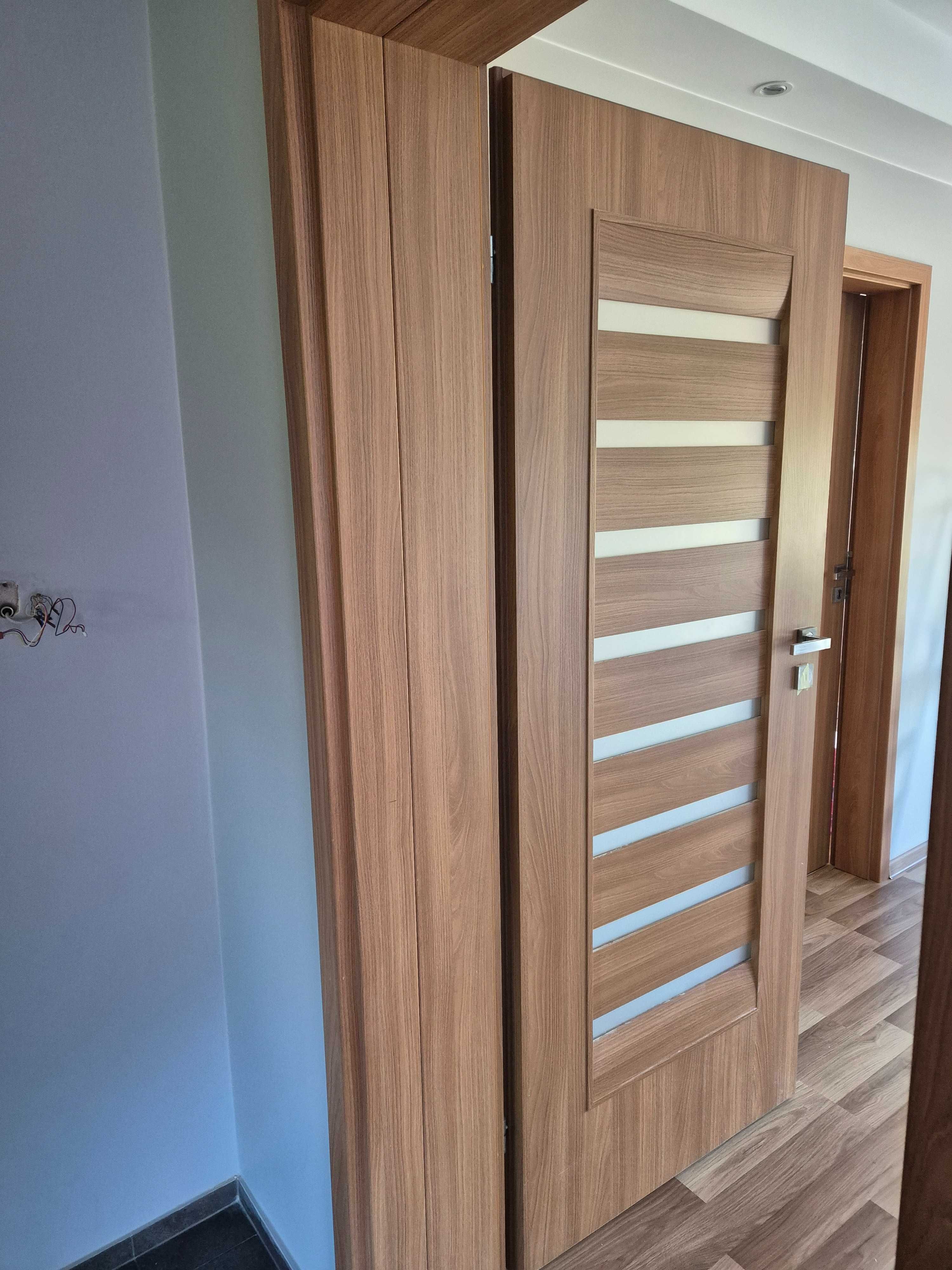 Drzwi 80 i 70 cm z ościeżnicami i klamkami prawe i lewe
