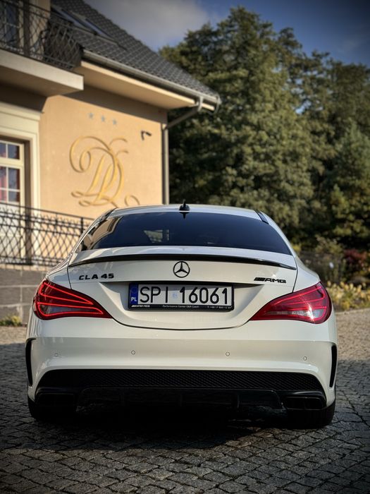 Auto do ślubu – Mercedes CLA 45 AMG z eleganckim kierowcą
