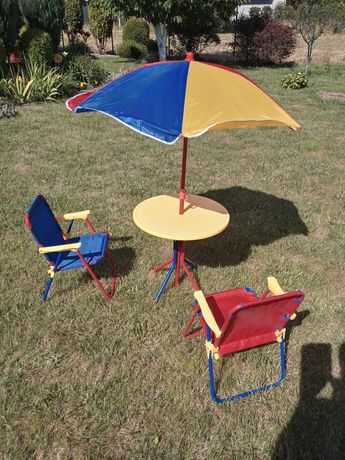 Stolik z parasolem i foteliki