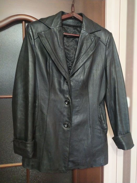 Кожаный женский пиджак.