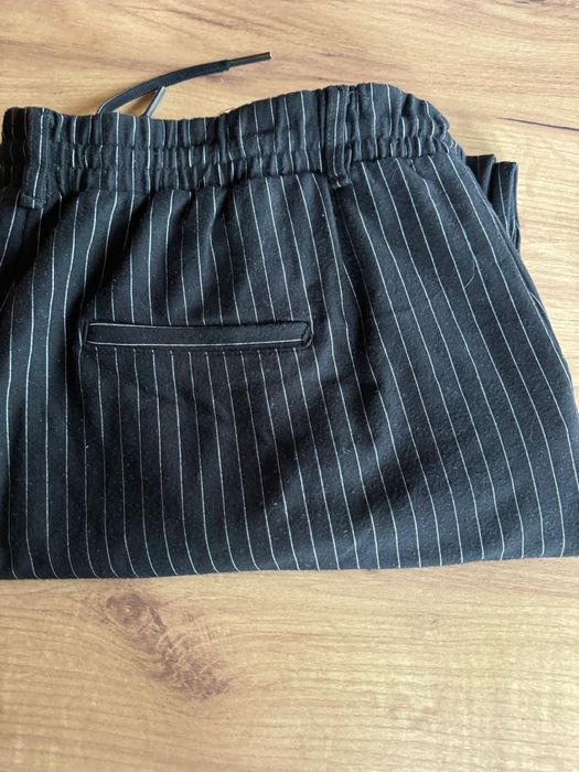 Spodnie czarne Yessica - pionowe paski. rozm. 42/44