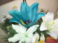kwiaty kompozycja- stroik na grób- biało niebieska