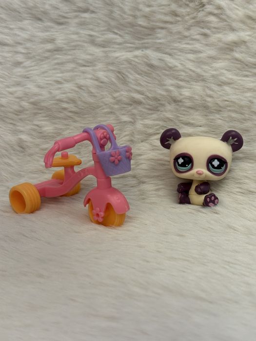 Figurka PANDA z rowerkiem z serii FUNNIEST #822 Littlest Pet Shop