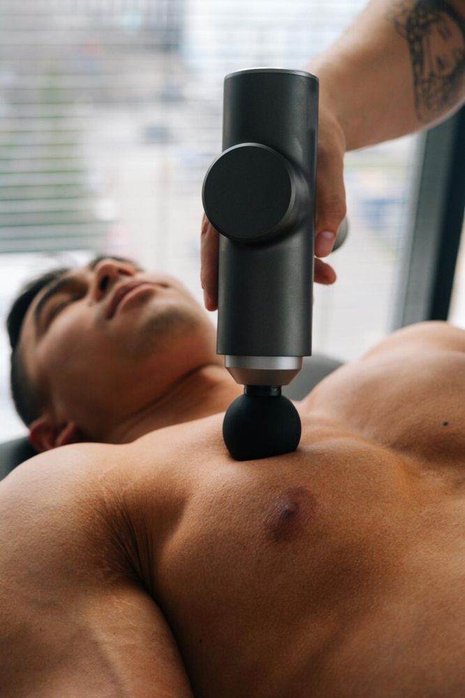 Massagem de relaxamento, massagem com pistola de nassagem
