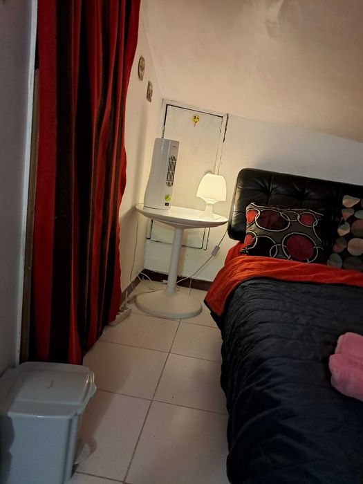 SOTÃO SOLTEIRO.Metro Chiado. CentroLisboa.Está DISPONÍVEL.