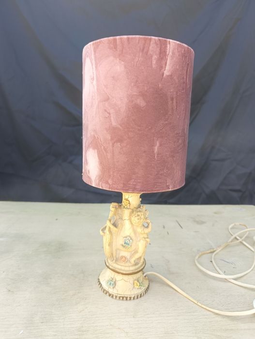 Stylowa lampka na zdobionej podstawie