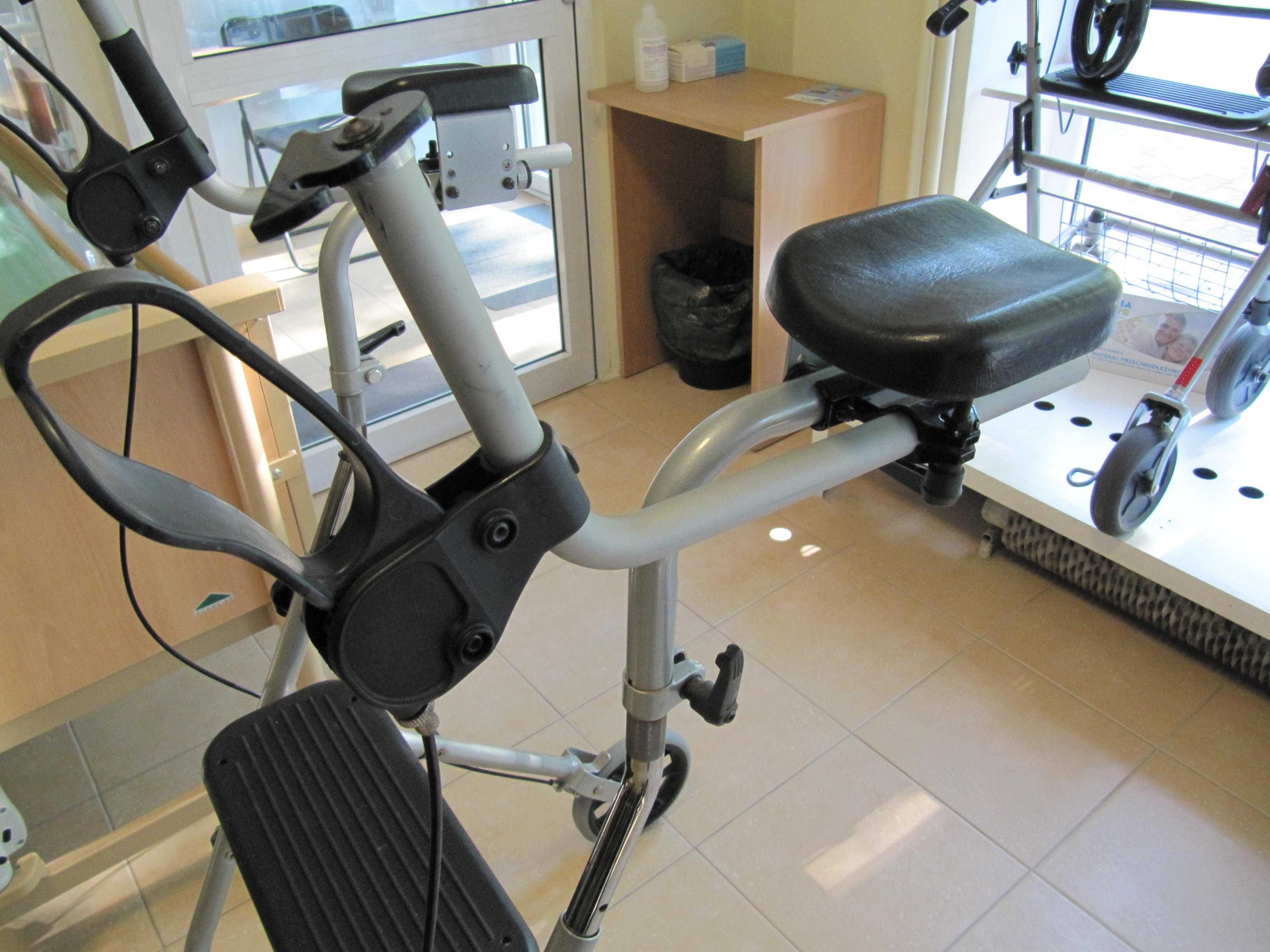 Ambona rehabilitacyjna (chodzik) z podparciem pod łokcie