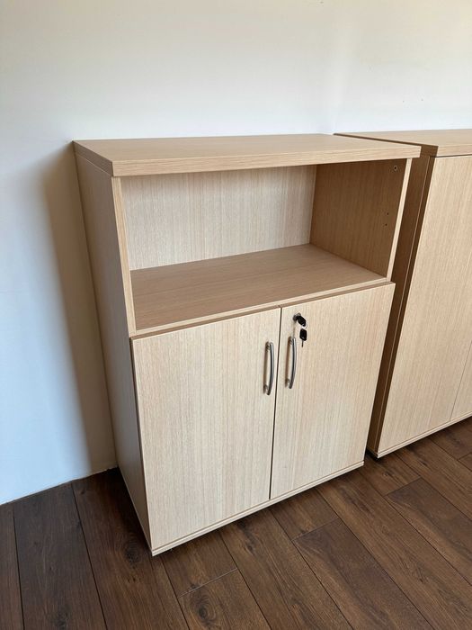 Zestaw mebli biurowych – 4 szafki z zamkiem + biurko