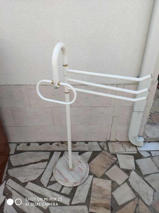 toalheiro branco com pedra mármore
