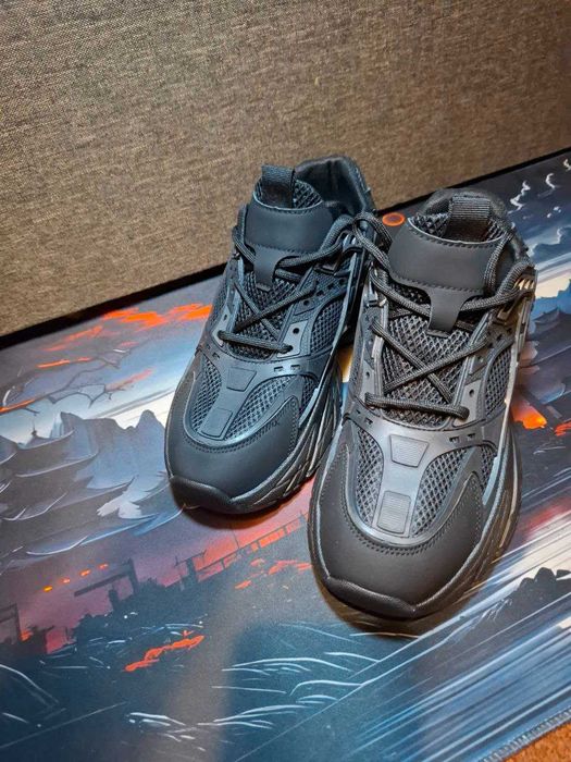 Взуття для жінок та чоловіків