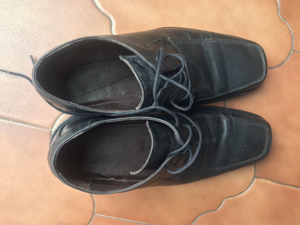 Pele verdadeira. Sapatos homem pretos 41 usados uma vez.