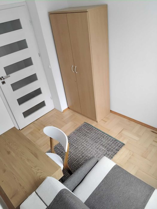 Pokój w jasnym mieszkaniu