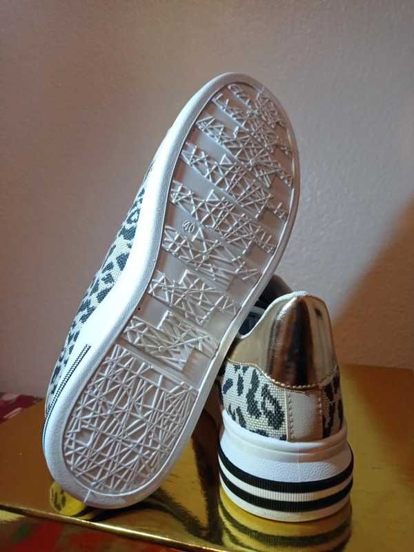 Sapatilhas Zebra Estrela Dourada - 40 - Novas!!