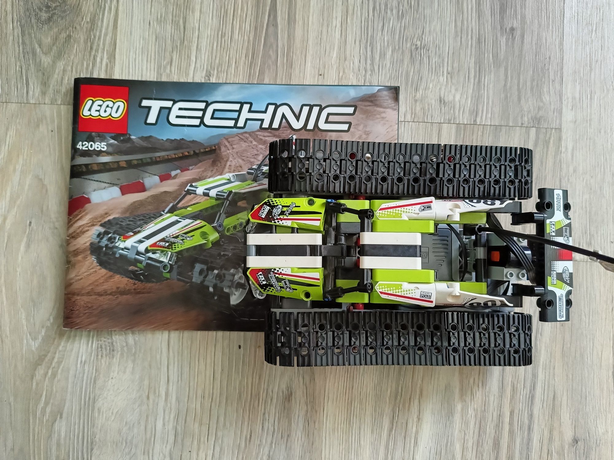 Klocki LEGO Technic Zdalnie sterowana wyścigówka gąsienicowa 42065