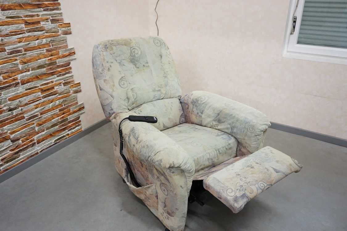 fotel geriatryczny dla Seniora + funkcja pomocy wstawania Hukla w-763