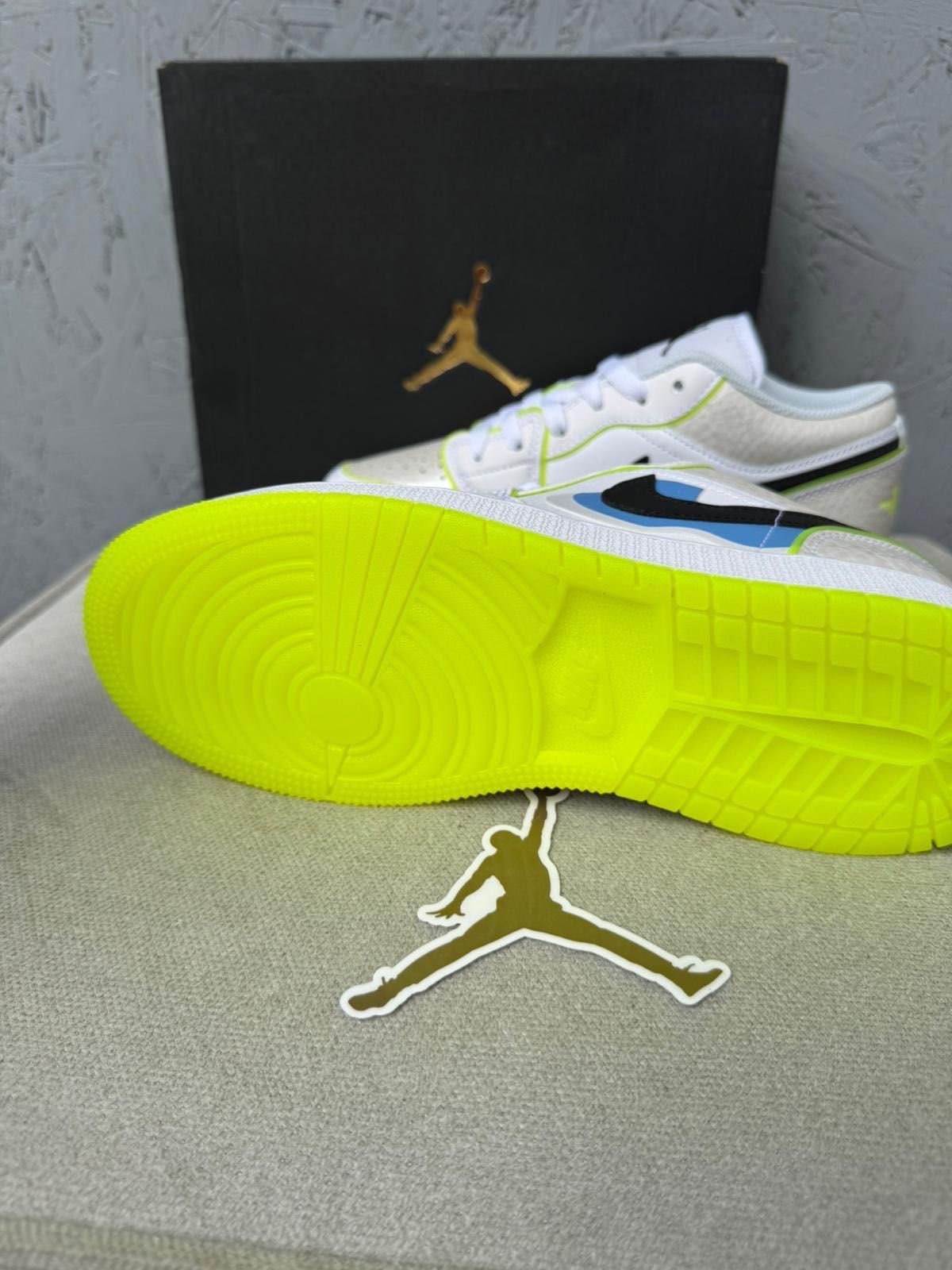 Nowe Sneakersy damskie AIR JORDAN 1 LOW SE białe srebrne 38