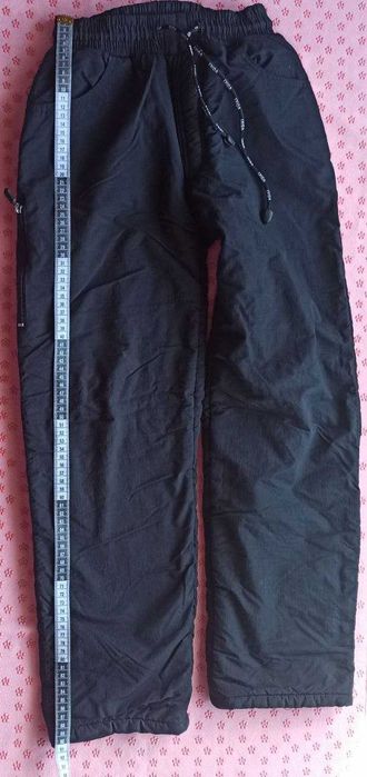 Calças quentes feitas de tecido impermeável, poliéster e lã. Tam ~140.