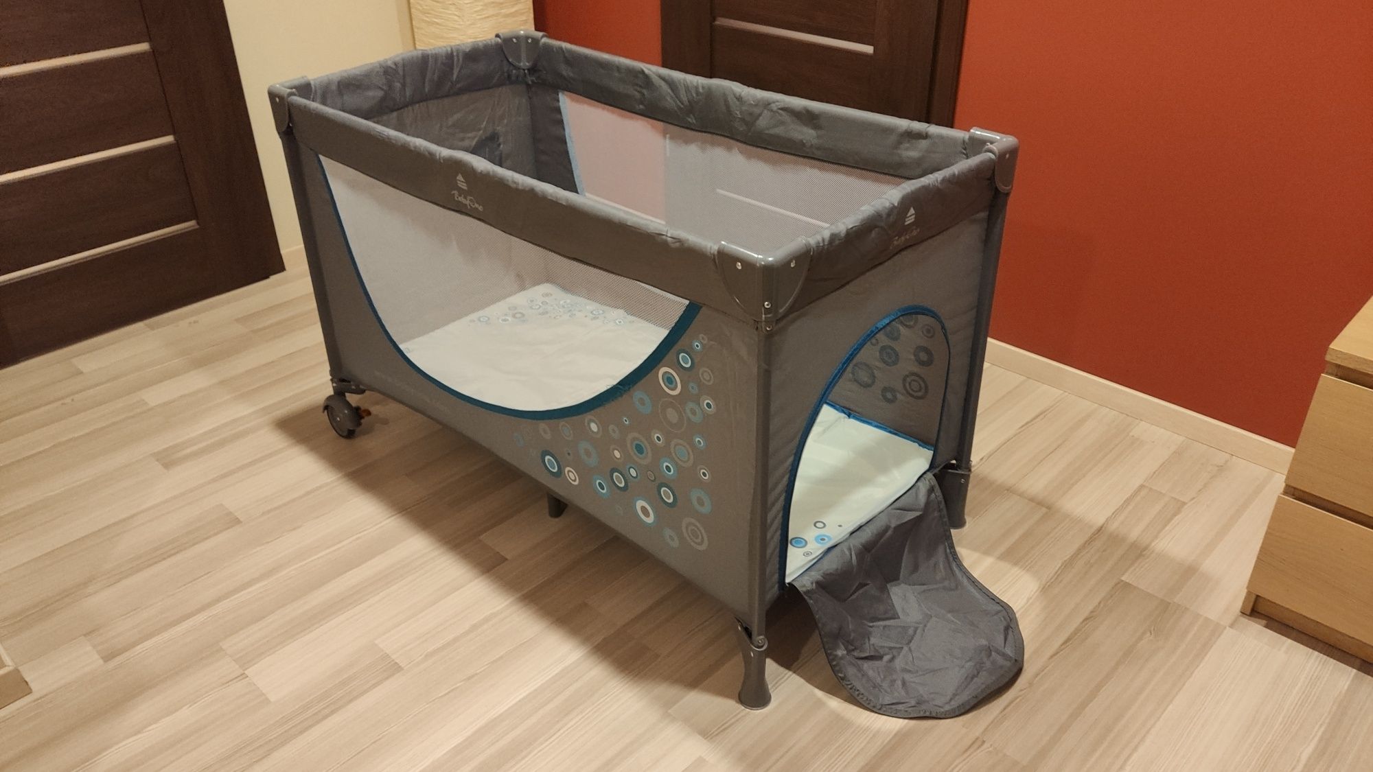 Łóżeczko turystyczne z przewijakiem BabyOno + wanienka