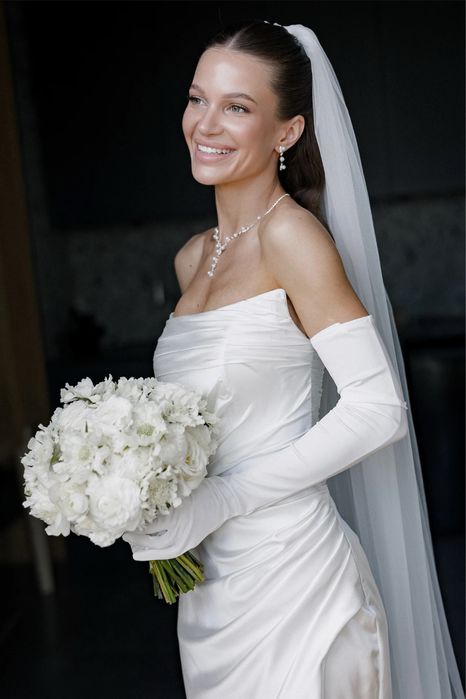 Весільна сукня з розрізом та шлейфом