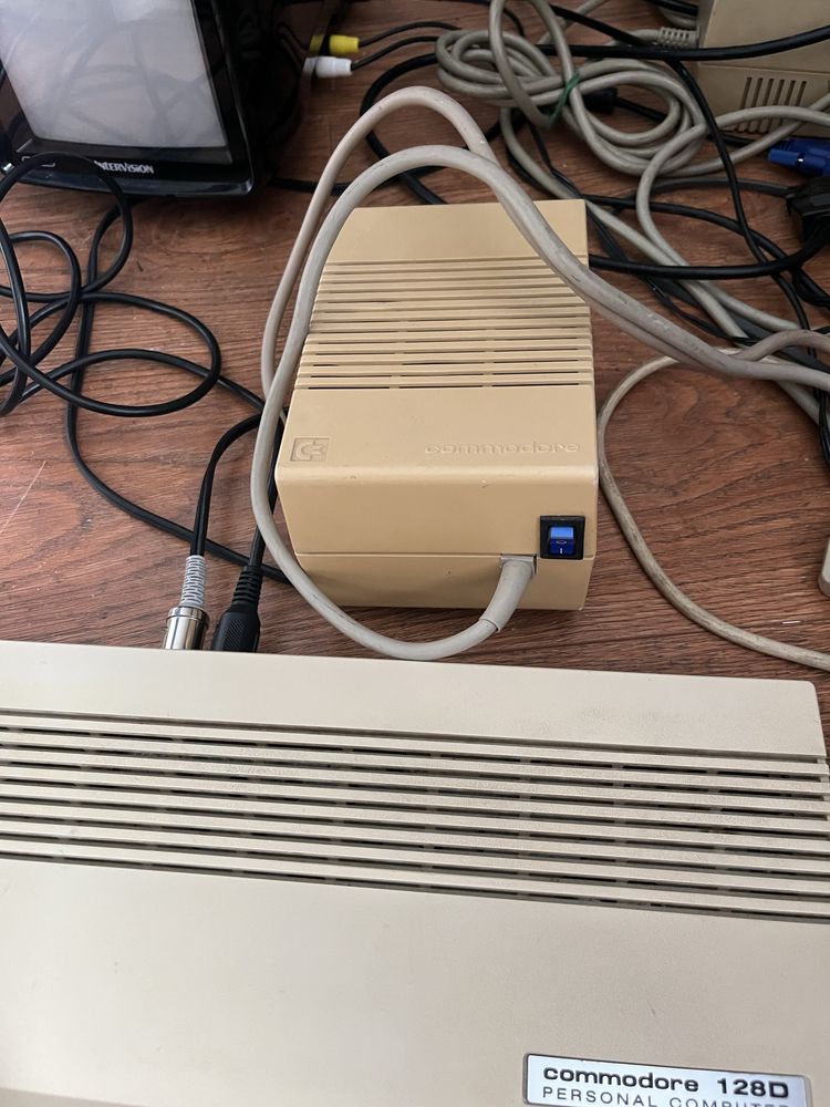 Commodore c128, stacja 1571 dwustronna, zasilacz,  joystick, monitor