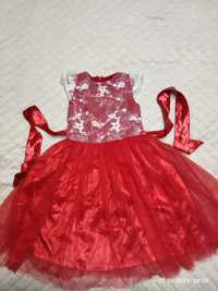 Дитячі плаття червоне десь на 5-6 років а коричневе на 7-8 років