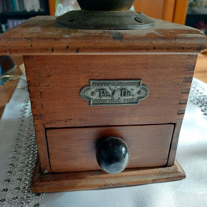 Piękny stary młynek do kawy PeDe