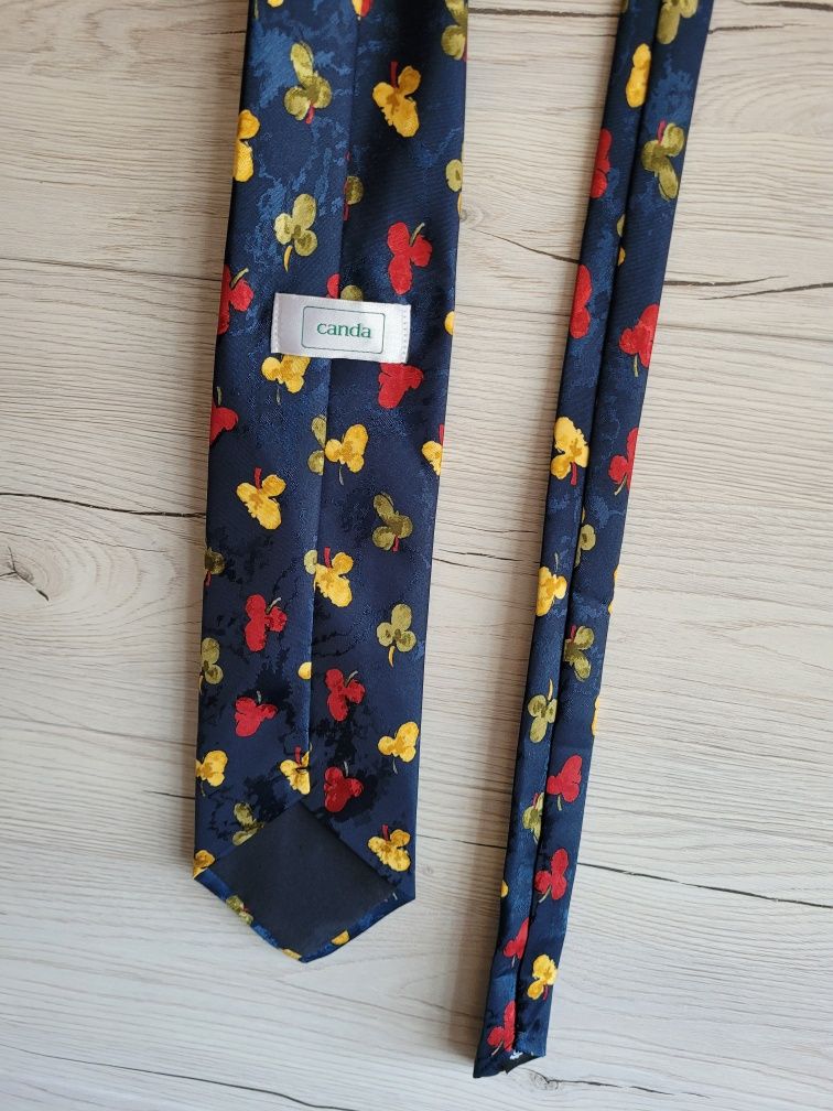 Świetny krawat z printem UK