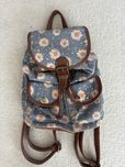 mochila azul flores