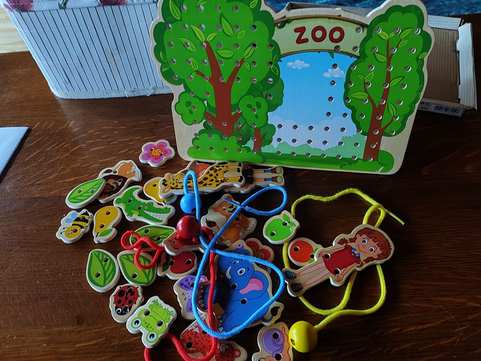 Zestaw układanek drewnianych puzzle piramidki kredki fisher price