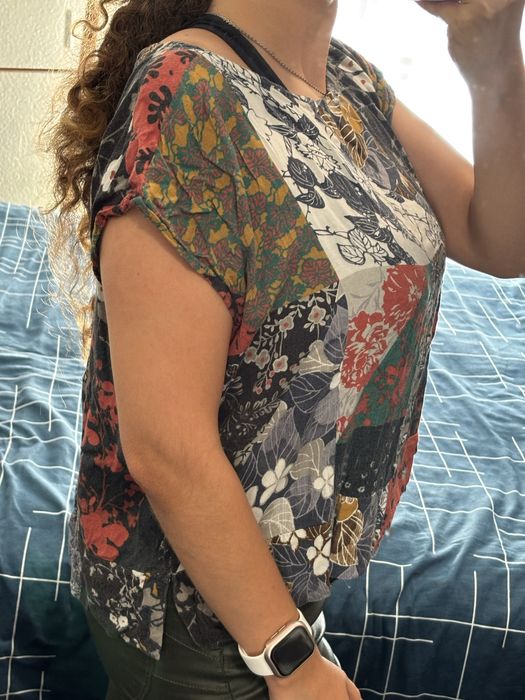 T-shirt, M, com um padrão floral colorido